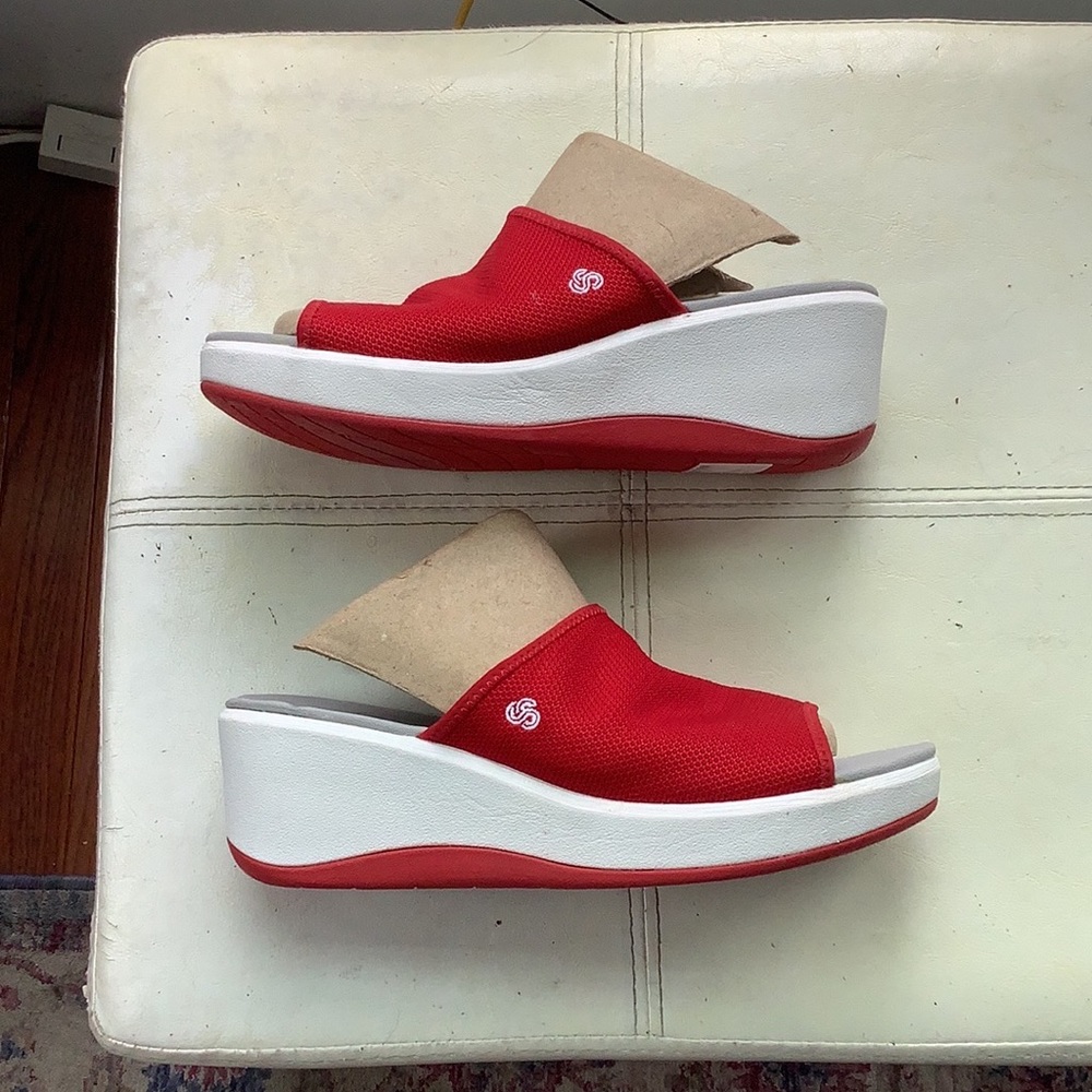 NWT cloudsteppers by Clark’s red sandal